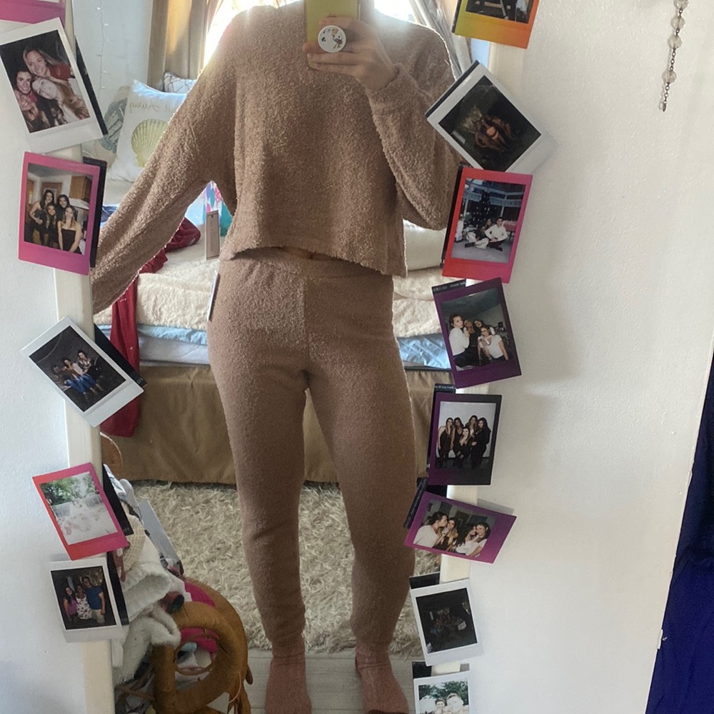 Size medium fuzzy fluffy cutest sweatshirt and sweatpants set! Super soft!